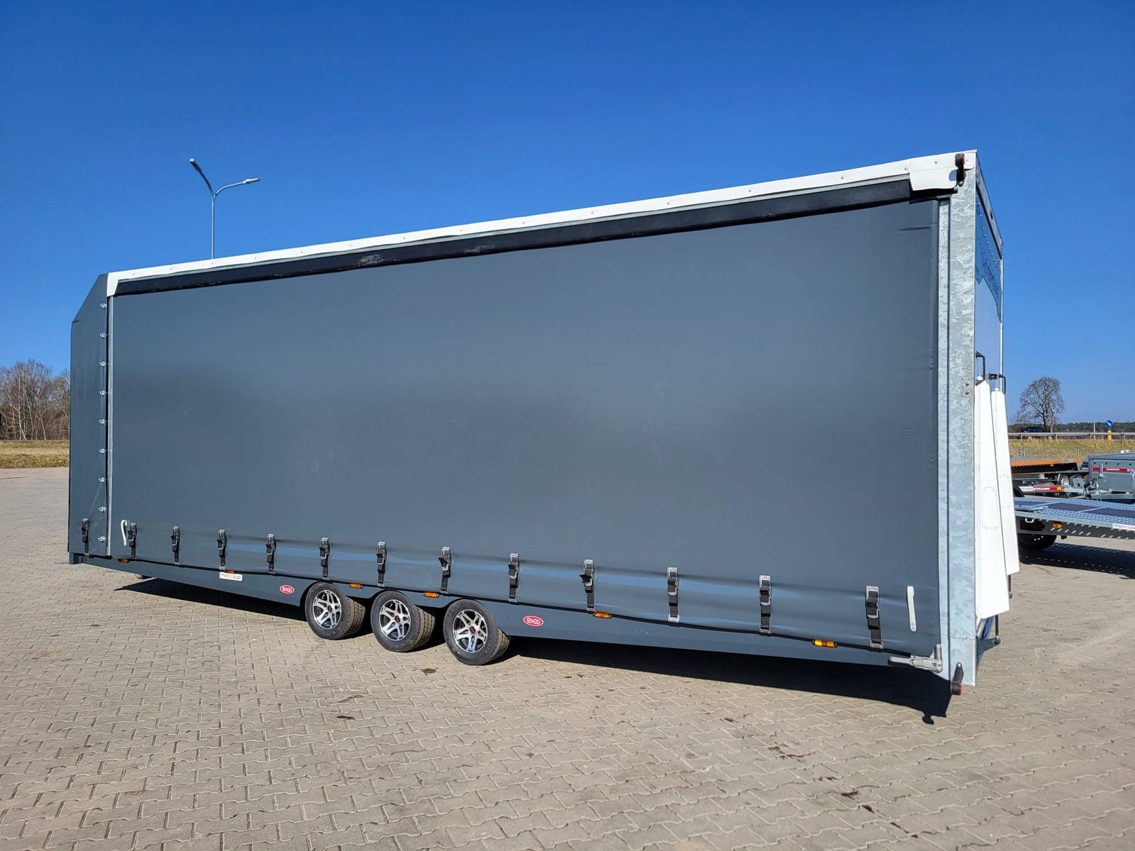 Transporteur sportif 700 x 230 x 220 cm avec rideaux coulissants sur 2 côtés, poids total autorisé en charge jusqu'à 3500 kg, transporteur universel – Image 13